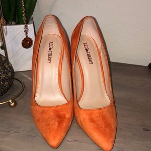 Orange Suede-like pumps